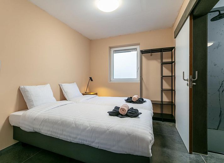Stijlvolle eetruimte in vakantiehuis Ons Huis, Hechtel-Eksel, Limburg, Belgie met houten tafels en moderne verlichting.