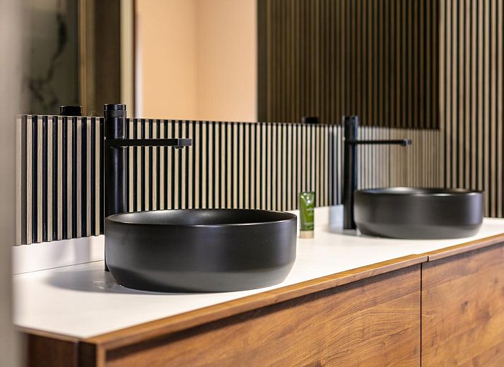 Moderne keuken in vakantiehuis Ons Huis, Hechtel-Eksel, Limburg, Belgie met strakke kasten en veel licht.