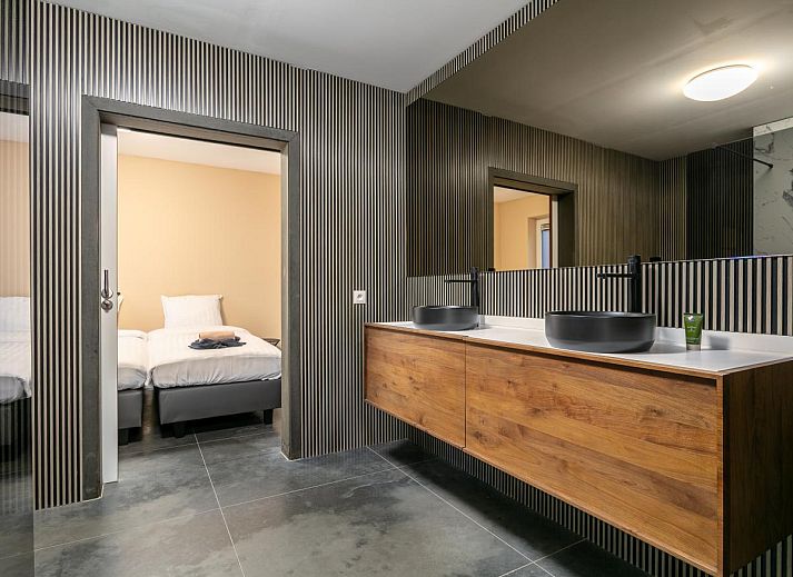 Moderne keuken in vakantiehuis Ons Huis, Hechtel-Eksel, Limburg, Belgie met strakke kasten en veel licht.