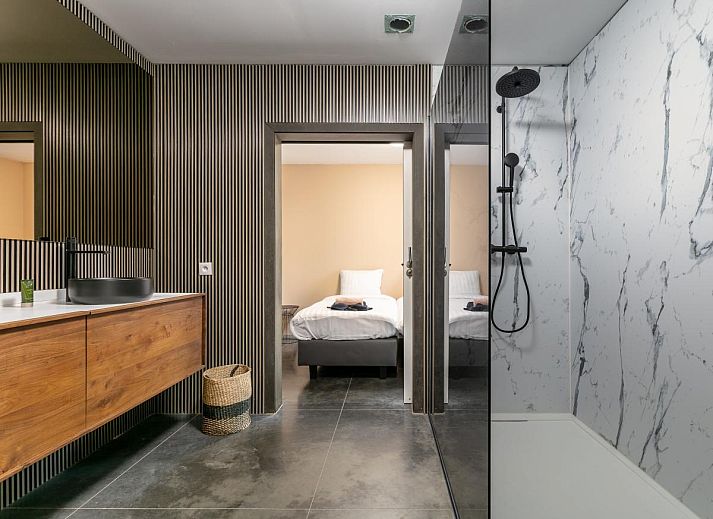 Moderne keuken in vakantiehuis Ons Huis, Hechtel-Eksel, Limburg, Belgie met strakke kasten en veel licht.