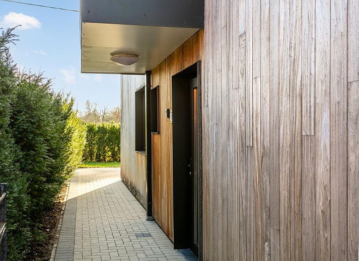 Moderne keuken in vakantiehuis Ons Huis, Hechtel-Eksel, Limburg, Belgie met strakke kasten en veel licht.