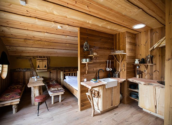 Geniet van de rustieke charme van Hobbit House 1 in Neeroeteren, Limburg, Belgie, met een gezellige buitenruimte en natuurlijke omgeving.