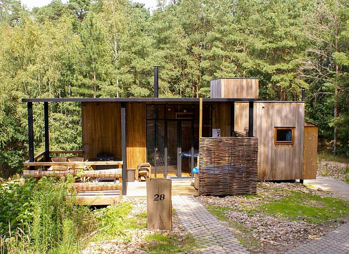 Watercabin met hottub in Neeroeteren, Limburg, Belgie, biedt een rustieke glamping ervaring te midden van weelderige natuur en bosrijke omgeving.