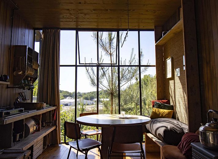 Watercabin met hottub in Neeroeteren, Limburg, Belgie, biedt een rustieke glamping ervaring te midden van weelderige natuur en bosrijke omgeving.