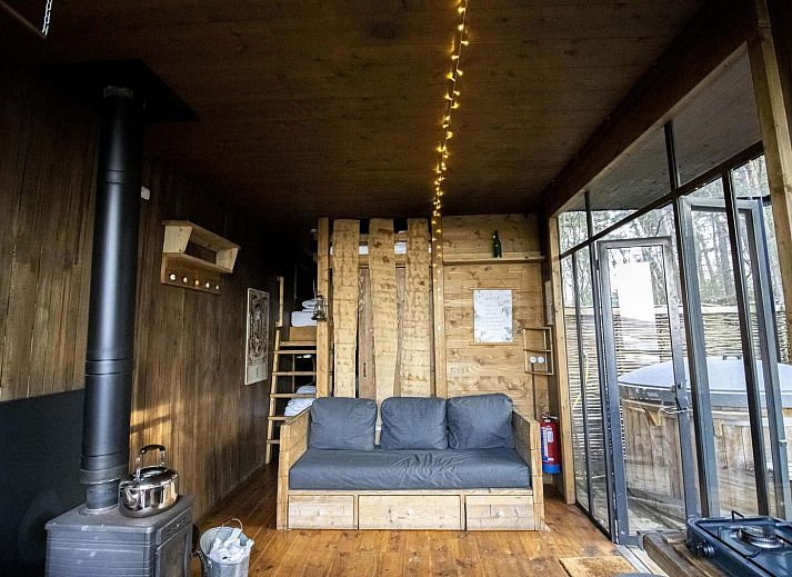 Watercabin met hottub in Neeroeteren, Limburg, Belgie, omgeven door weelderige natuur, ideaal voor een rustgevend verblijf in een vakantiehuis.