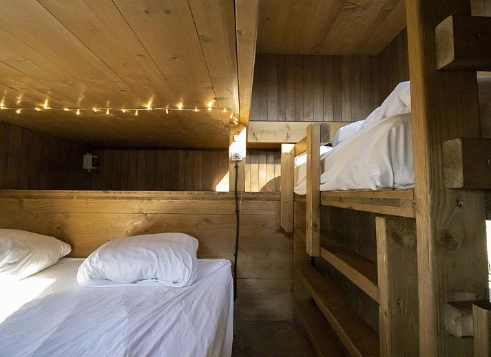 Watercabin met hottub in Neeroeteren, Limburg, Belgie, omgeven door weelderige natuur, ideaal voor een rustgevend verblijf in een vakantiehuis.