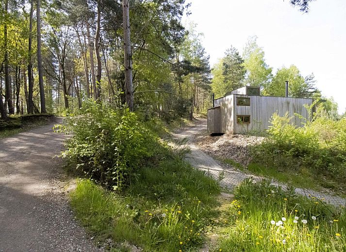 Binnenruimte van Watercabin met hottub in Neeroeteren, Limburg, Belgie met uitzicht op de natuur door grote ramen.