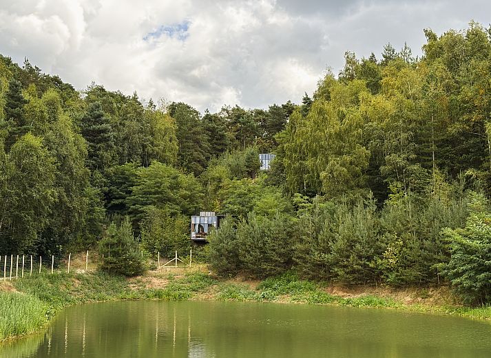 Binnenruimte van Watercabin met hottub in Neeroeteren, Limburg, Belgie met uitzicht op de natuur door grote ramen.