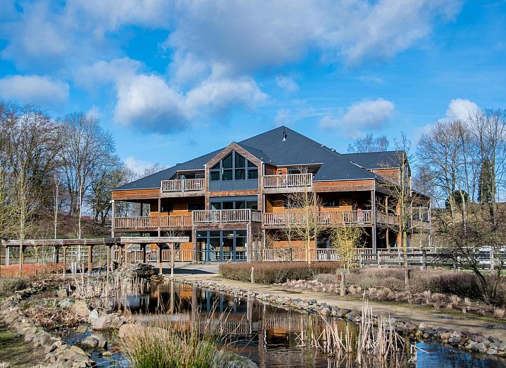 Helles Schlafzimmer und Kueche in Plus Studio, einer Ferienunterkunft in Neeroeteren, Limburg, mit Zugang zu einem Balkon.