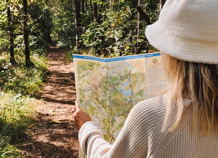 Helles Schlafzimmer und Kueche in Plus Studio, einer Ferienunterkunft in Neeroeteren, Limburg, mit Zugang zu einem Balkon.