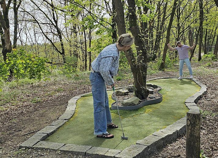 Helles Schlafzimmer und Kueche in Plus Studio, einer Ferienunterkunft in Neeroeteren, Limburg, mit Zugang zu einem Balkon.
