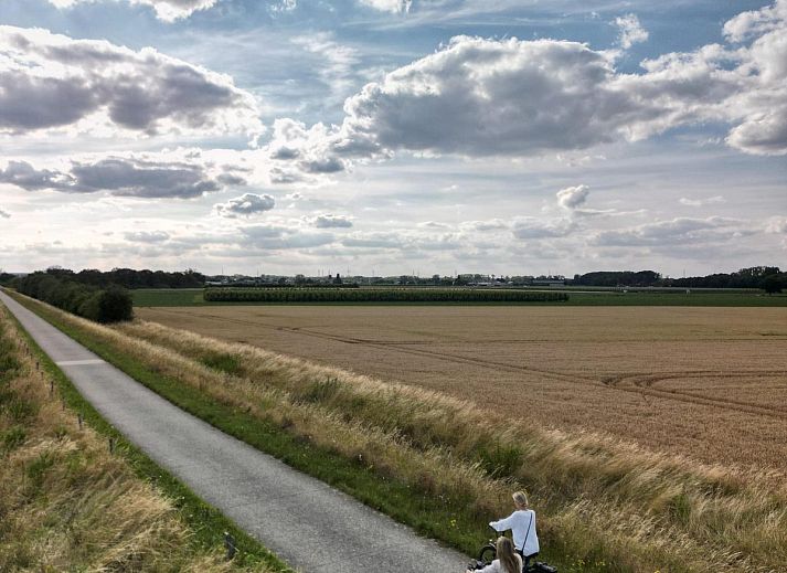 Helles Schlafzimmer und Kueche in Plus Studio, einer Ferienunterkunft in Neeroeteren, Limburg, mit Zugang zu einem Balkon.