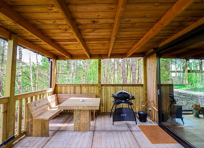 Comfort Classic met saunahuisje in Neeroeteren, Limburg, Belgie, omgeven door bosrijke natuur en een uitnodigend houten terras.