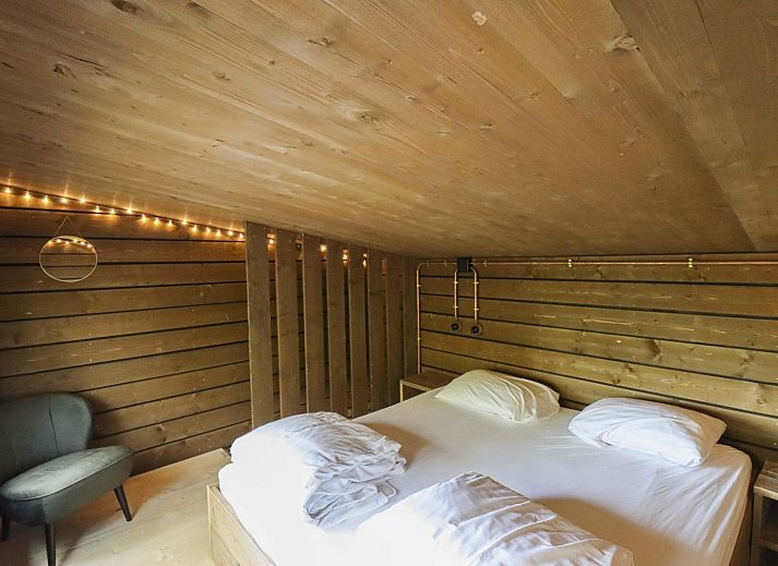 Charmant saunahuisje bij Comfort Classic vakantiehuis in Neeroeteren, Limburg, Belgie, genesteld tussen rustgevende bosrijke paden.