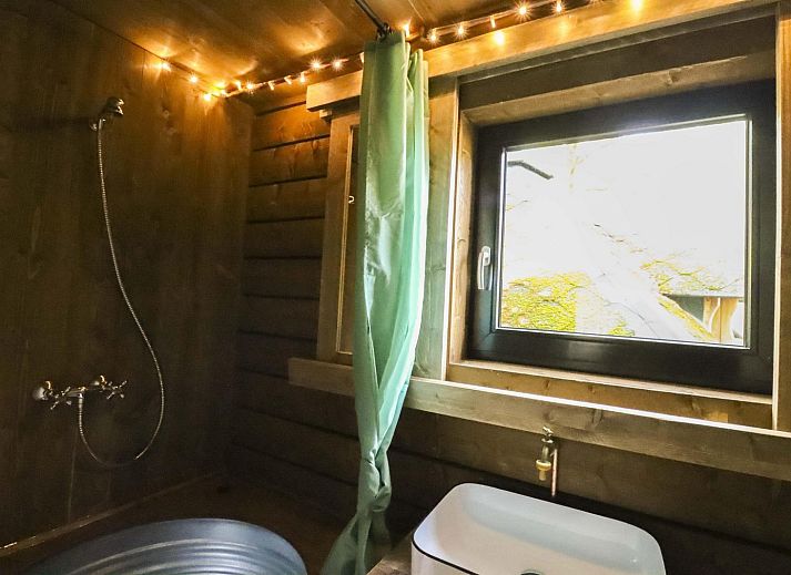 Charmant saunahuisje bij Comfort Classic vakantiehuis in Neeroeteren, Limburg, Belgie, genesteld tussen rustgevende bosrijke paden.