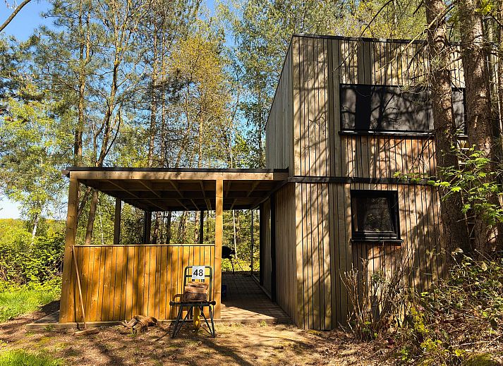 Comfort Sweet Wellness vakantiehuis in Neeroeteren, Limburg met houten terras en jacuzzi omringd door natuur.