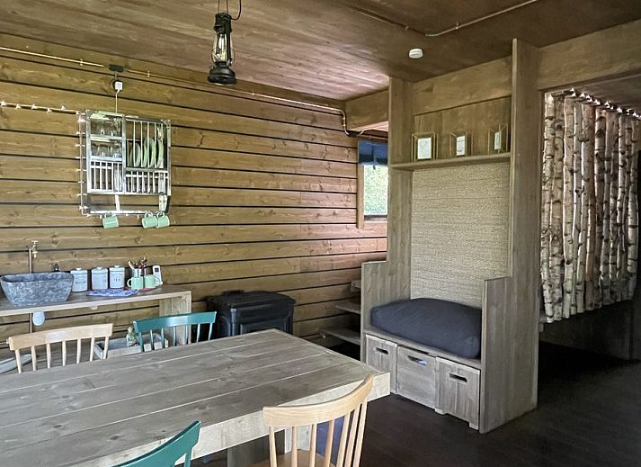 Comfort Sweet Wellness vakantiehuis in Neeroeteren, Limburg met houten terras en jacuzzi omringd door natuur.
