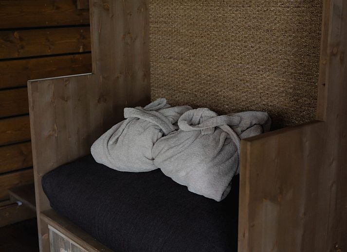 Ontspan op het terras van Comfort Sweet Wellness vakantiehuis in Neeroeteren, Limburg met jacuzzi en groene omgeving.
