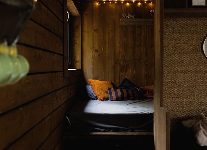 Ontspan op het terras van Comfort Sweet Wellness vakantiehuis in Neeroeteren, Limburg met jacuzzi en groene omgeving.
