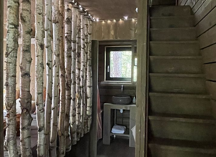Ontspan op het terras van Comfort Sweet Wellness vakantiehuis in Neeroeteren, Limburg met jacuzzi en groene omgeving.