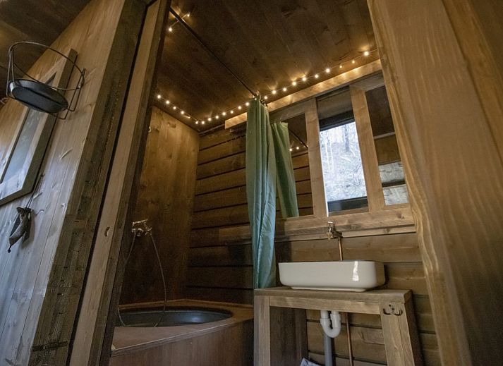 Ontspan op het terras van Comfort Sweet Wellness vakantiehuis in Neeroeteren, Limburg met jacuzzi en groene omgeving.