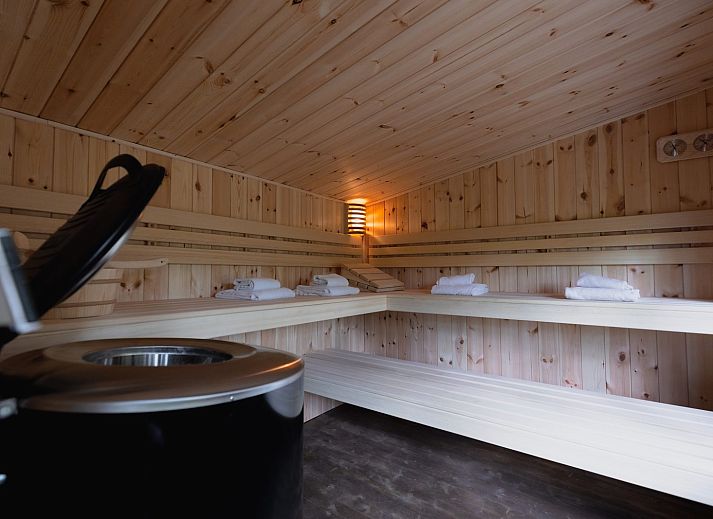 Ontspan op het terras van Comfort Sweet Wellness vakantiehuis in Neeroeteren, Limburg met jacuzzi en groene omgeving.