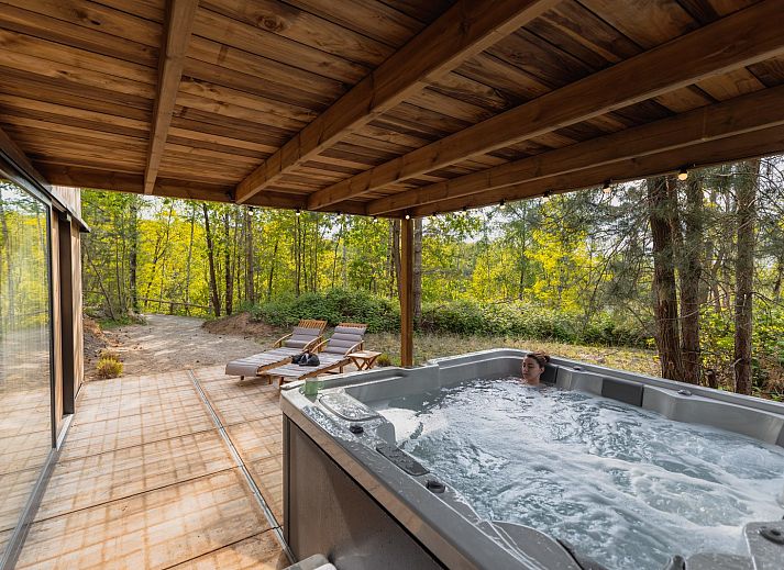 Gezellige binnenruimte van Comfort Sweet Wellness vakantiehuis in Neeroeteren, Limburg met houten interieur en sfeervolle inrichting.