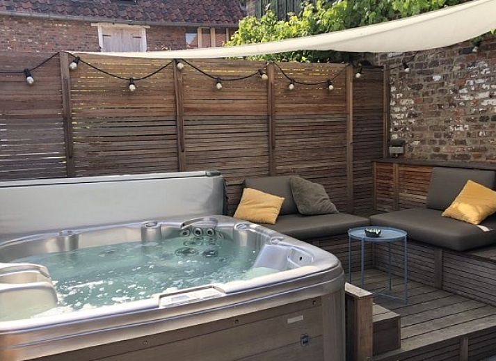 Stijlvolle badkamer in FreLune vakantiehuis, Tongeren, met dubbele wastafel en houten details voor een luxe ervaring.