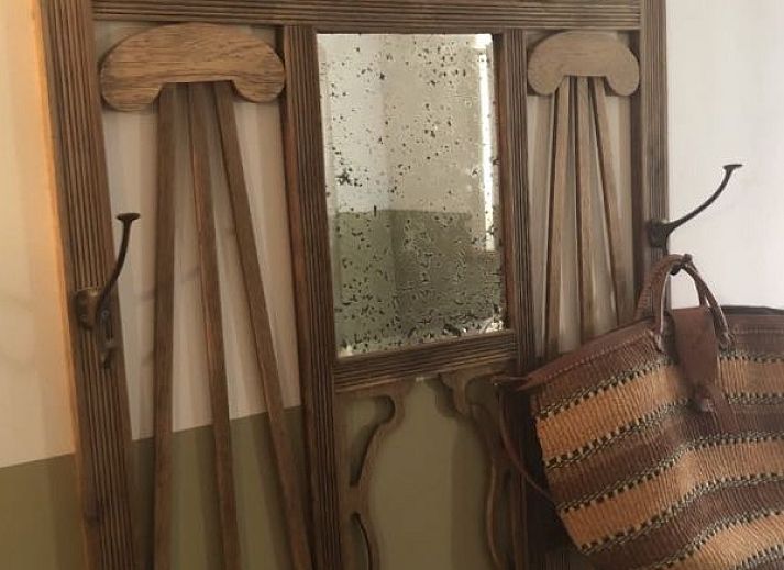 Stijlvolle badkamer in FreLune vakantiehuis, Tongeren, met dubbele wastafel en houten details voor een luxe ervaring.