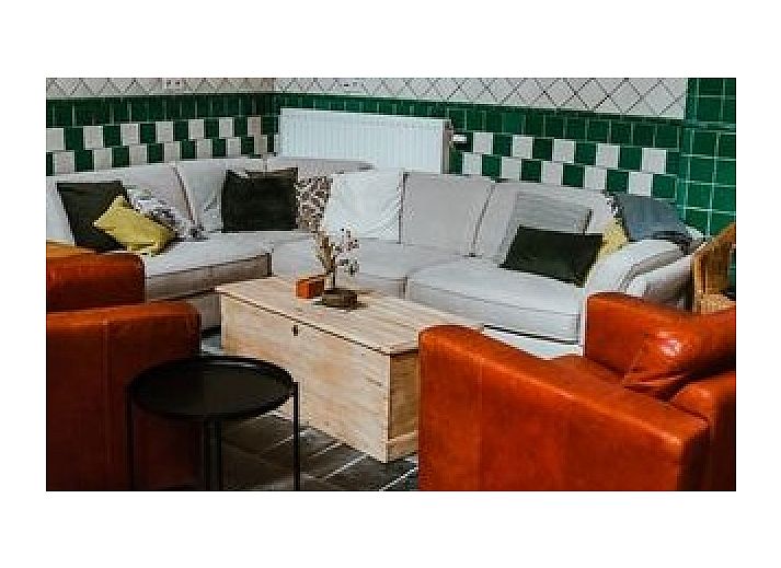 Stijlvolle badkamer in FreLune vakantiehuis, Tongeren, met dubbele wastafel en houten details voor een luxe ervaring.