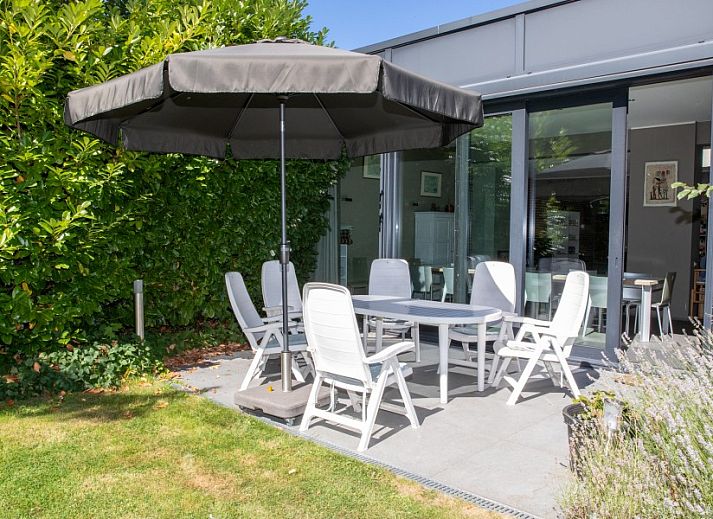 Entree van StadOase-Hasselt vakantiehuis in Limburg, Belgie met houten deur en bloempot.