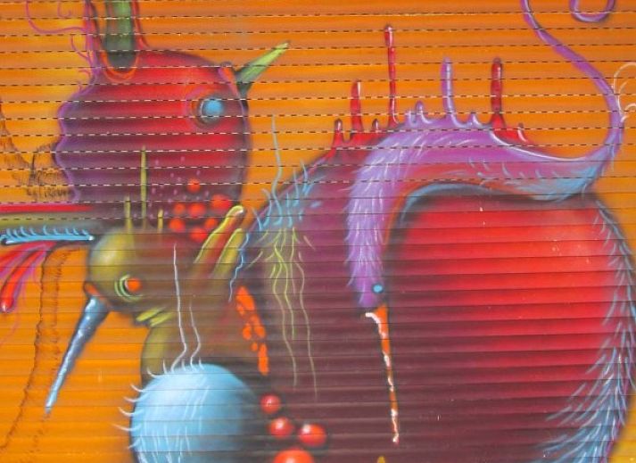 Moderne eetkamer in StadOase-Hasselt vakantiehuis, Hasselt, Belgie met uitzicht op de tuin.