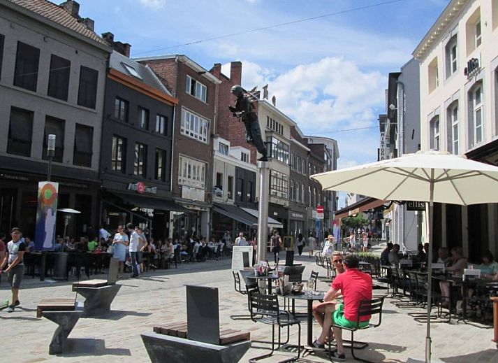 Moderne eetkamer in StadOase-Hasselt vakantiehuis, Hasselt, Belgie met uitzicht op de tuin.
