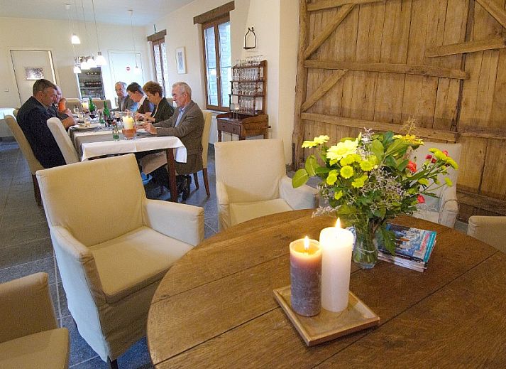 Gezellige eetkamer in vakantiehuis Servaeshoeve - Gerstebaard, Borgloon, Limburg, Belgie, met lange tafel en sfeervolle verlichting.