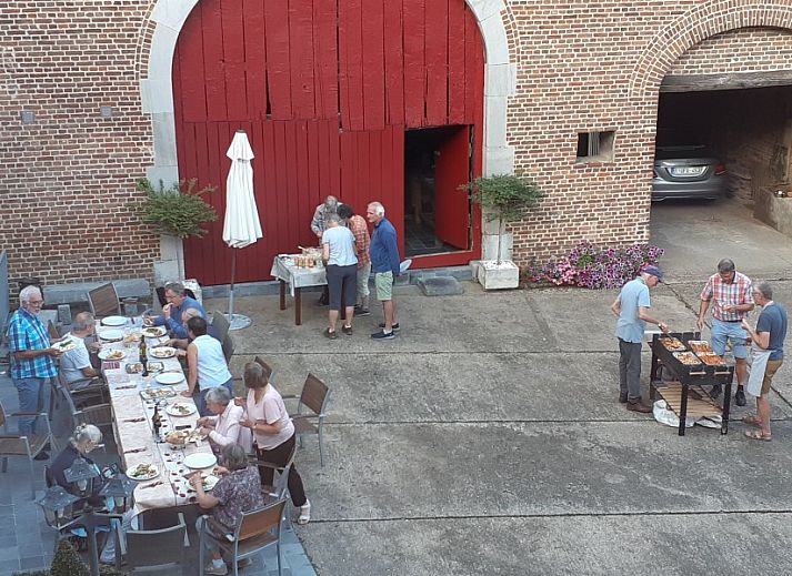 Gezellige eetkamer in vakantiehuis Servaeshoeve - Gerstebaard, Borgloon, Limburg, Belgie, met lange tafel en sfeervolle verlichting.