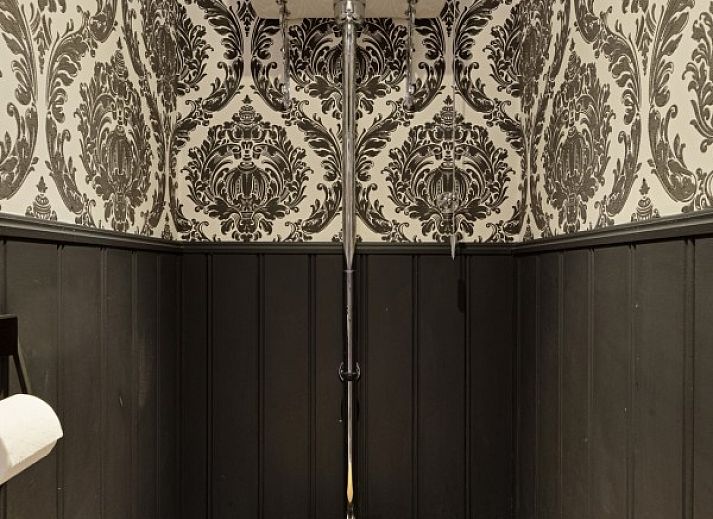Knusse hoek in Bibi Tongeren, Tongeren, Limburg met een elegante open haard en comfortabele zitmogelijkheden.
