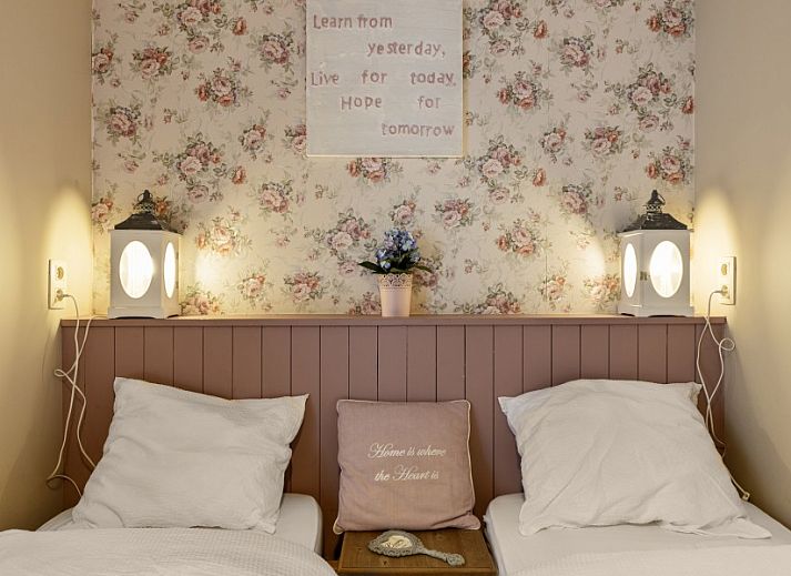 Knusse hoek in Bibi Tongeren, Tongeren, Limburg met een elegante open haard en comfortabele zitmogelijkheden.