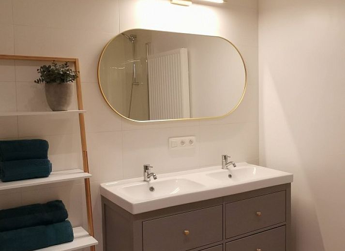 Stijlvolle binnenruimte in vakantiehuis Ten Velde, Hoeselt, Limburg, Belgie met moderne zithoek en grote eettafel.