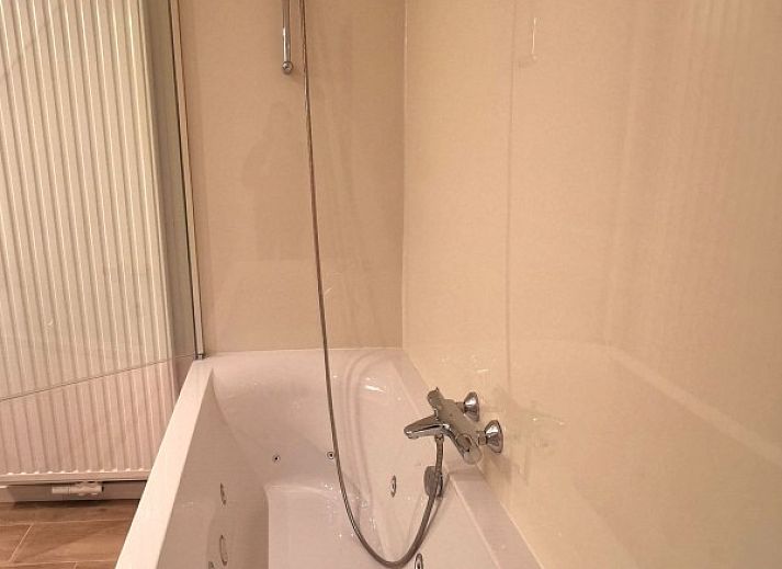 Stijlvolle binnenruimte in vakantiehuis Ten Velde, Hoeselt, Limburg, Belgie met moderne zithoek en grote eettafel.