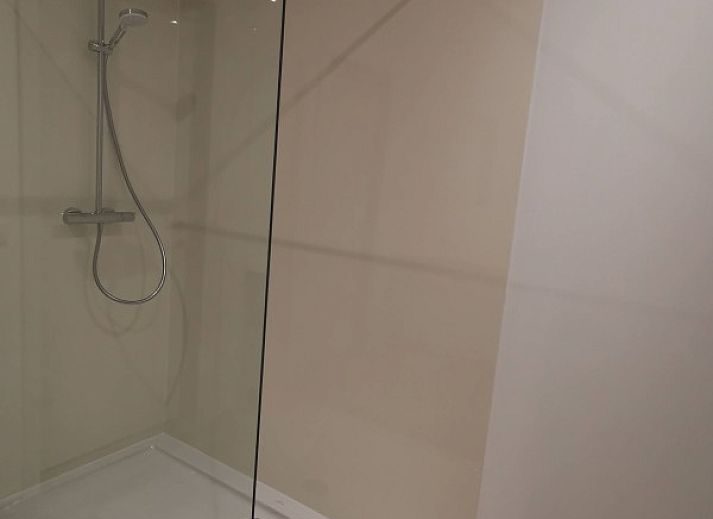 Stijlvolle binnenruimte in vakantiehuis Ten Velde, Hoeselt, Limburg, Belgie met moderne zithoek en grote eettafel.