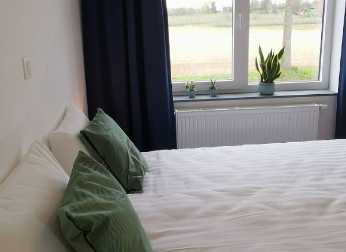 Luxe badkamer van vakantiehuis Ten Velde in Hoeselt, Limburg, Belgie met dubbele wastafel en elegante spiegel.