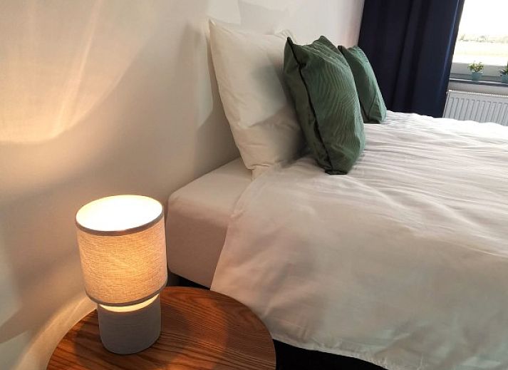 Luxe badkamer van vakantiehuis Ten Velde in Hoeselt, Limburg, Belgie met dubbele wastafel en elegante spiegel.