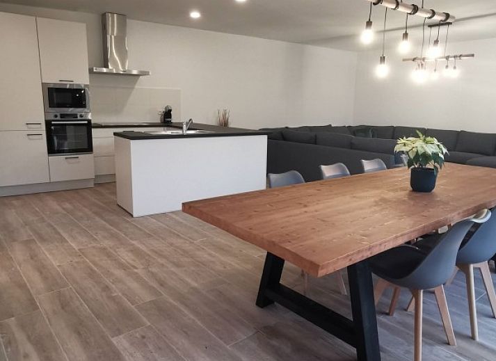 Luxe badkamer van vakantiehuis Ten Velde in Hoeselt, Limburg, Belgie met dubbele wastafel en elegante spiegel.