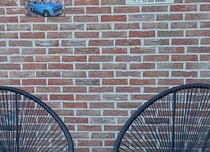 Entree van 't Ouwershuys vakantiehuis in Opoeteren, Limburg, Belgie, sfeervol verlicht in de avond.