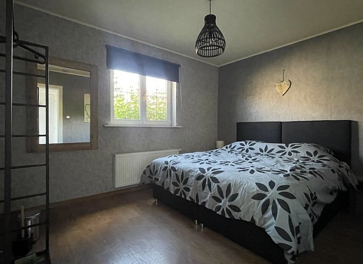 Entree van 't Ouwershuys vakantiehuis in Opoeteren, Limburg, Belgie, sfeervol verlicht in de avond.