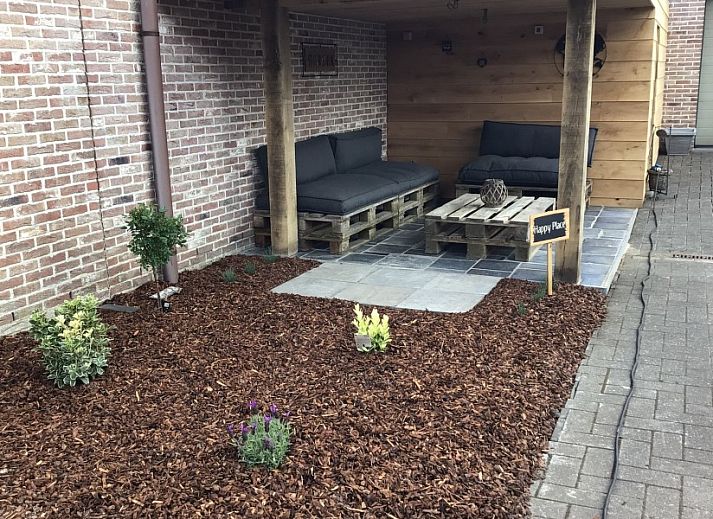 Charmante gevel van 't Ouwershuys vakantiehuis in Opoeteren, Limburg, Belgie, met klassieke bakstenen details.