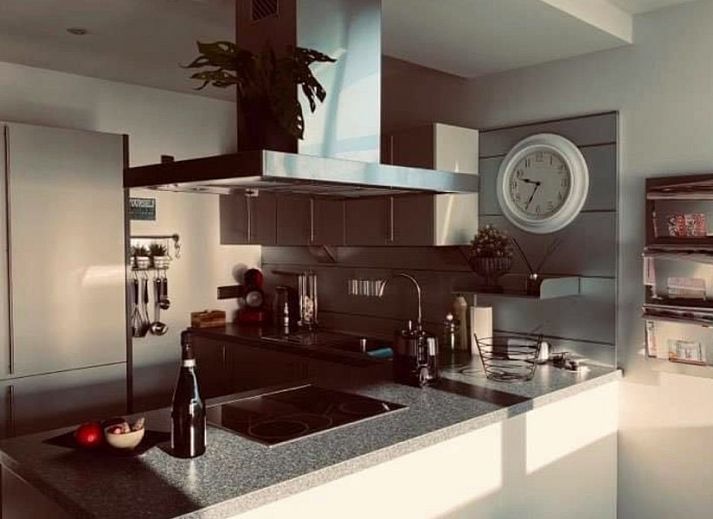 Moderne badkamer in 't Ouwershuys vakantiehuis in Opoeteren, Limburg, Belgie, met ligbad en stijlvolle accenten.