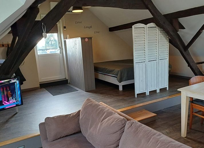 Gezellige keuken in Aan Maas & Grens vakantiehuis in Kinrooi, Limburg, Belgie, met houten tafel en retro koelkast.