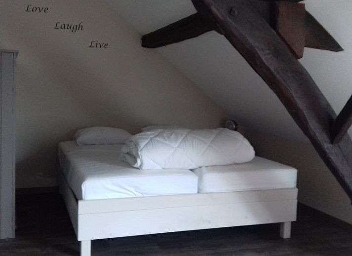 Gezellige keuken in Aan Maas & Grens vakantiehuis in Kinrooi, Limburg, Belgie, met houten tafel en retro koelkast.