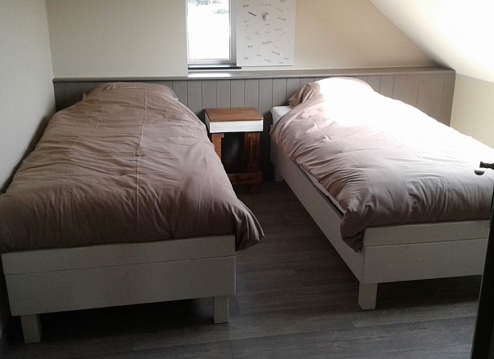 Knusse zithoek met comfortabele bank in Aan Maas & Grens vakantiehuis in Kinrooi, Limburg, Belgie.